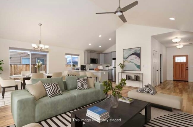 306 E Rapp Rd in Talent, OR - Building Photo - Building Photo