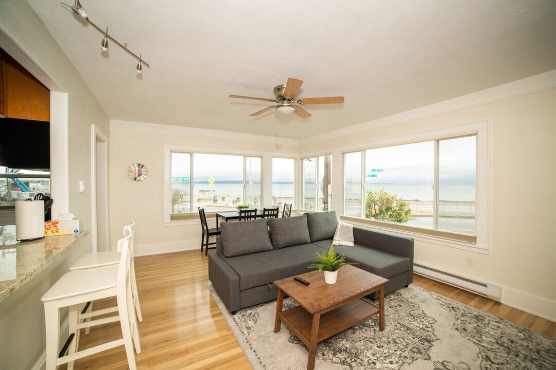 2430 Alki Ave SW in Seattle, WA - Building Photo