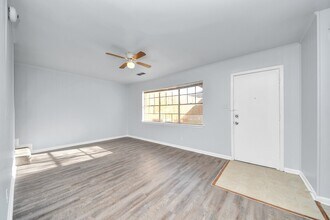 7123 S Gessner Rd in Houston, TX - Building Photo - Building Photo