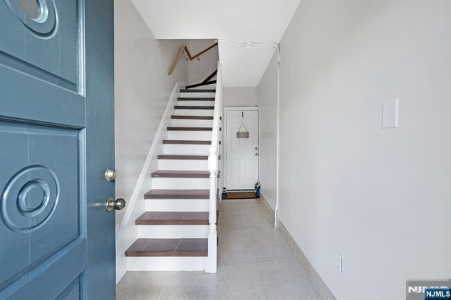 561 Broad St in Carlstadt, NJ - Foto de edificio - Building Photo