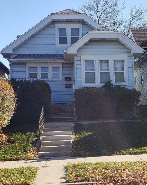 2124 S 71st St in West Allis, WI - Building Photo