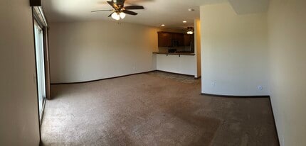 1914 Wrigley St, Unit 1912 in Ely, IA - Foto de edificio - Building Photo