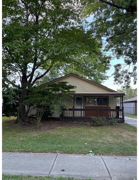 8095 Monroe Blvd in Taylor, MI - Foto de edificio