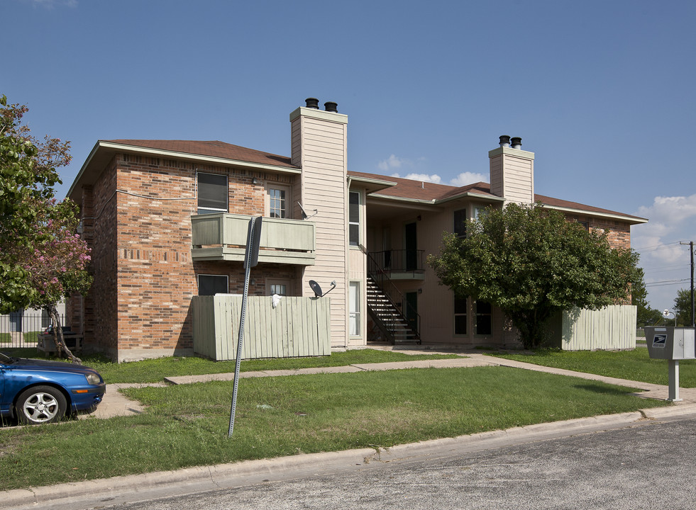 Bull Run Apartments in Taylor, TX - Building Photo