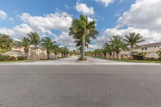17803 NW 74th Path in Hialeah, FL - Building Photo - Building Photo