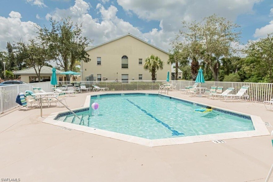 4985 Sandra Bay Dr, Unit 201 in Naples, FL - Building Photo