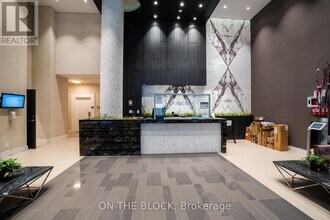 9201 Yonge St in Richmond Hill, ON - Building Photo - Building Photo