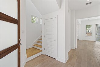 7702 Westside Villas Ln in Houston, TX - Building Photo - Building Photo