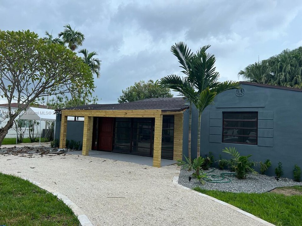 14825 Garden Dr in Miami, FL - Building Photo