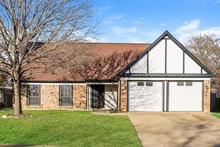 309 Deacon Dr in Euless, TX - Building Photo