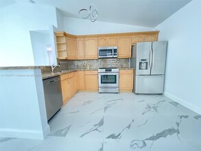 211 E Riverbend Dr in Sunrise, FL - Building Photo - Building Photo