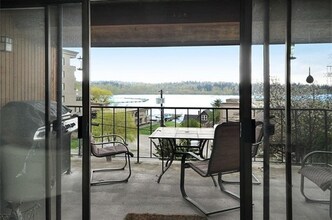 9032 NE Juanita Dr in Kirkland, WA - Building Photo - Building Photo