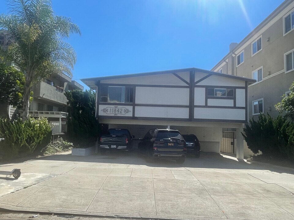 11842 Goshen Ave in Los Angeles, CA - Building Photo