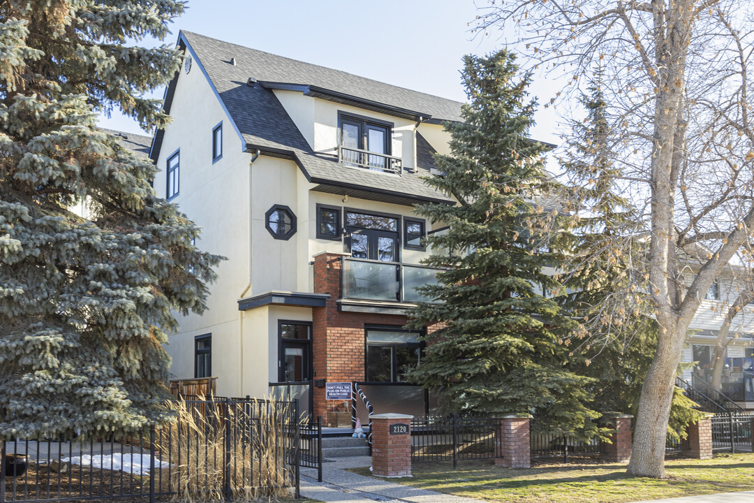 2118 35 Av SW in Calgary, AB - Building Photo