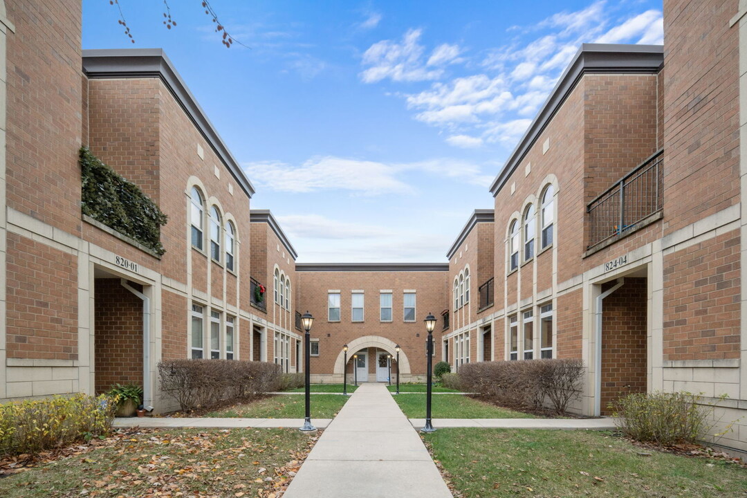 824 E 38th Pl in Chicago, IL - Building Photo