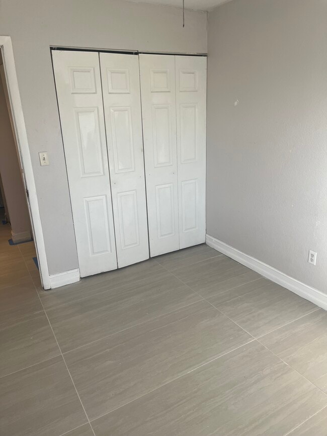 property at 4112 Inverrary Dr