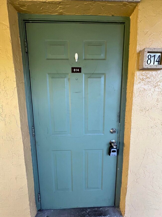814 Meadows Cir in Boynton Beach, FL - Building Photo - Building Photo