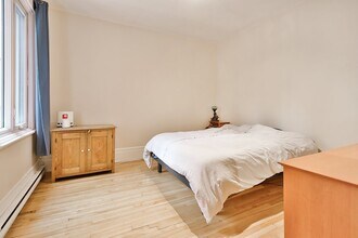 930 Av. Davaar in Outremont, QC - Building Photo - Building Photo