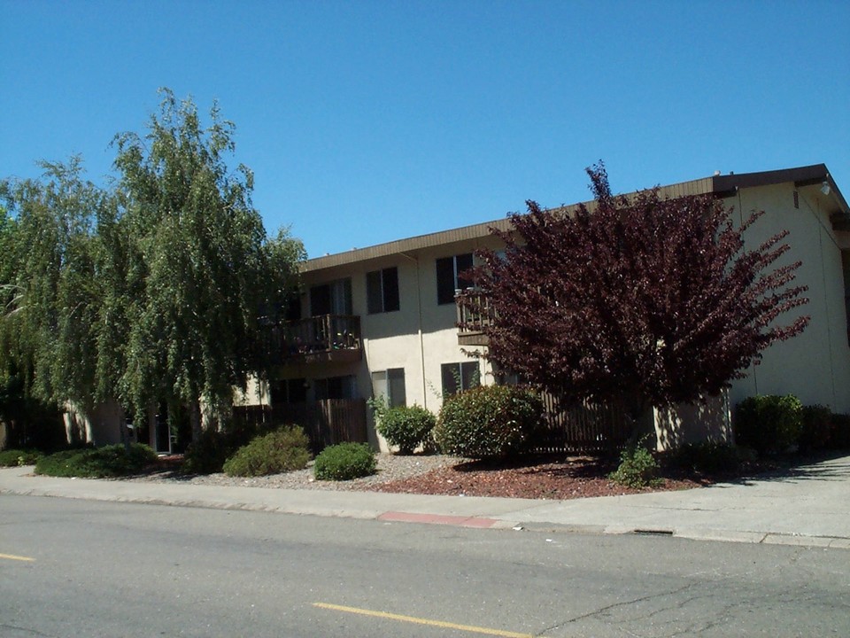 Graystone Apartments in Ukiah, CA - Building Photo