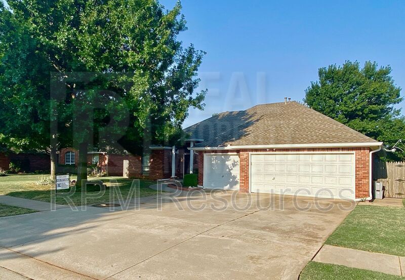 216 Castle Rock Rd in Yukon, OK - Foto de edificio