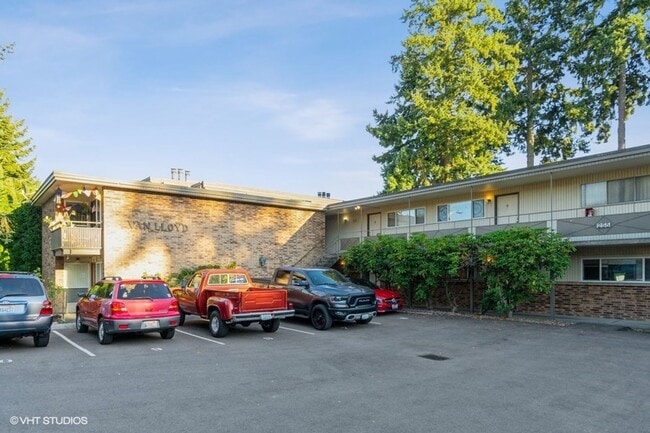 Van Lloyd Apartments in Burien, WA - Foto de edificio - Building Photo