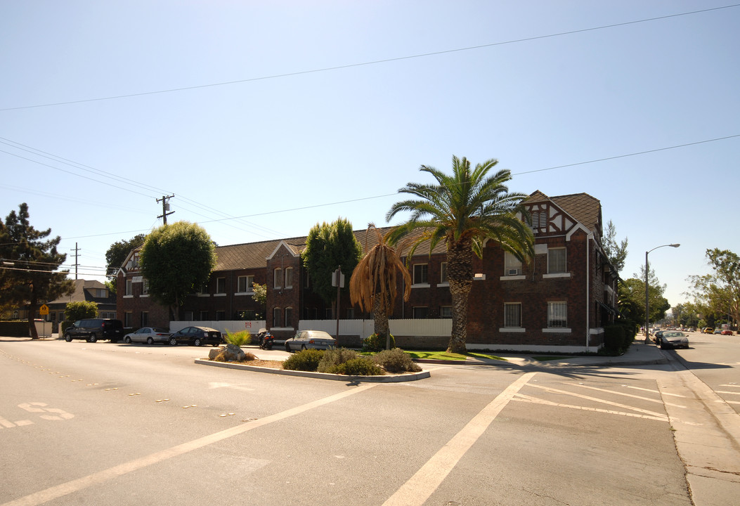 990 N Park Ave in Pomona, CA - Building Photo