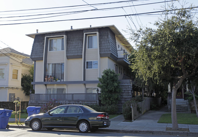 2150 Santa Clara Ave in Alameda, CA - Foto de edificio - Building Photo