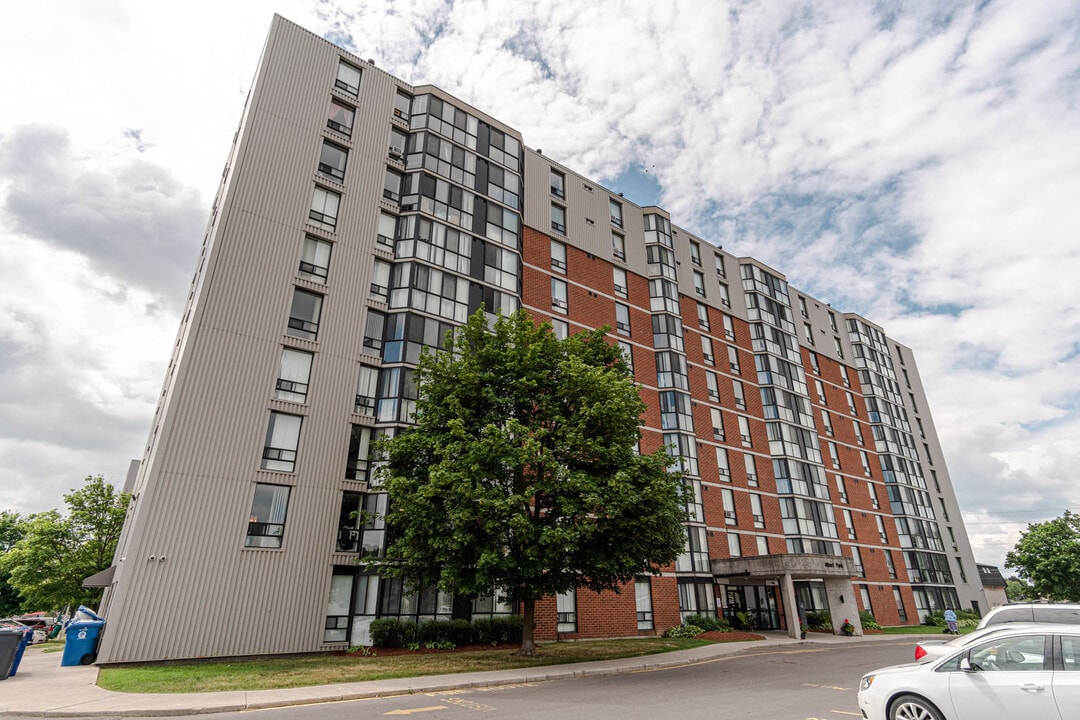 99-99 Sidney St in Belleville, ON - Building Photo