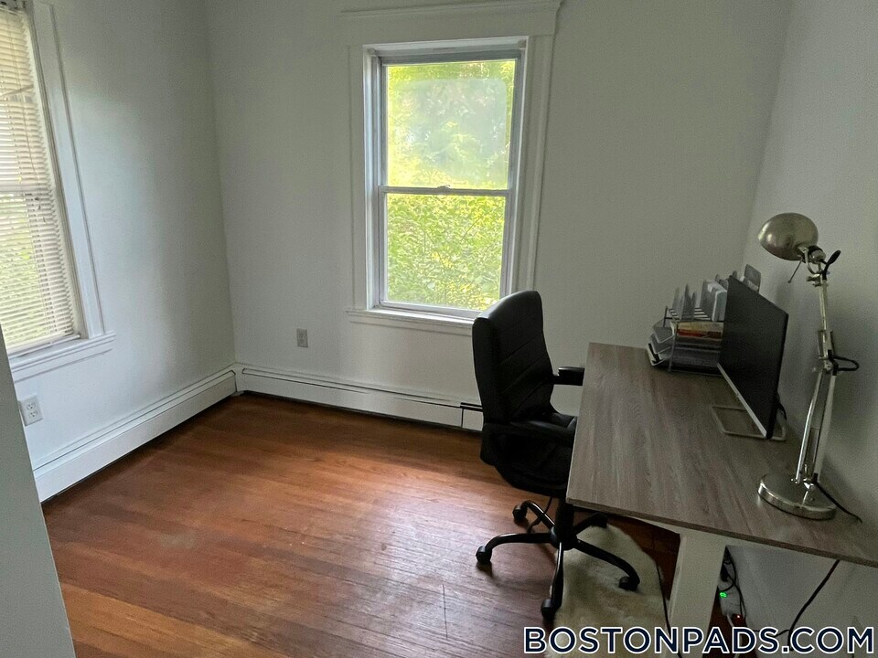 62 Algonquin Rd in Newton, MA - Building Photo