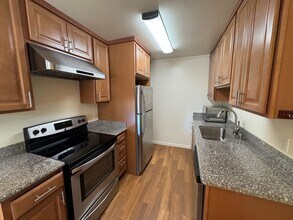 939 Capuchino Ave in Burlingame, CA - Building Photo - Building Photo