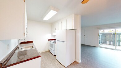 402 Alameda del Prado in Novato, CA - Building Photo - Building Photo