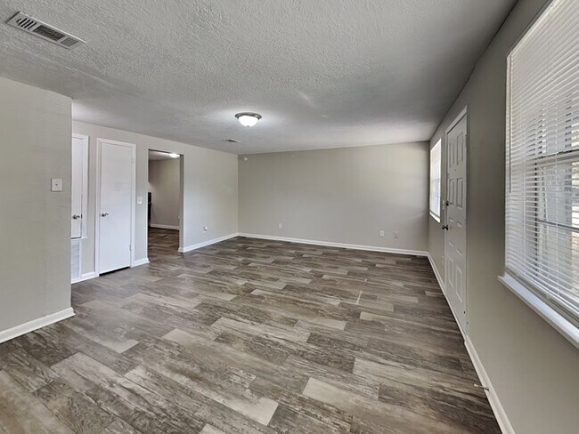 7627 Mc Cowan Dr in Jacksonville, FL - Foto de edificio - Building Photo