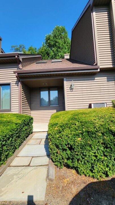 30 Twin Oaks in New Milford, CT - Building Photo