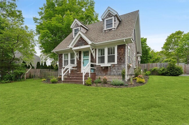 21 Summit Blvd in Westhampton, NY - Building Photo - Building Photo