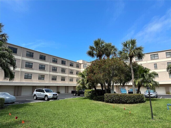 12500 Capri Cir N in Treasure Island, FL - Building Photo - Building Photo
