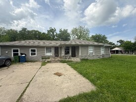 801 Pecan St in Sanger, TX - Building Photo