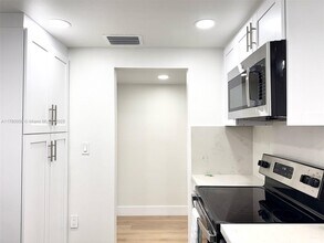 8075 SW 107th Ave in Miami, FL - Building Photo - Building Photo