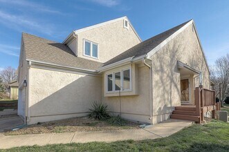 11409 W 112th Terrace in Overland Park, KS - Foto de edificio - Building Photo