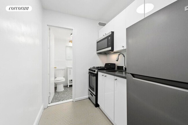 320 W 22nd St in New York, NY - Building Photo - Building Photo