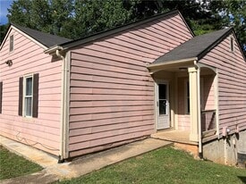 1215 Oak Forest Ct SW in Marietta, GA - Building Photo