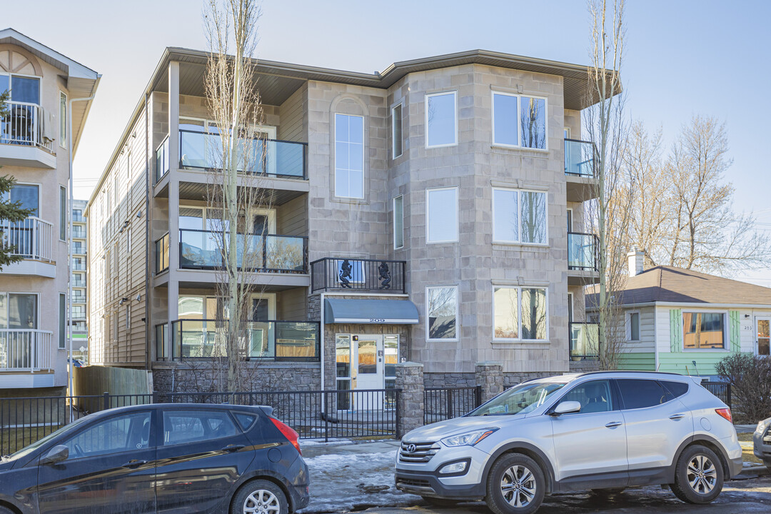 209 17 Av NE in Calgary, AB - Building Photo