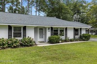 4303 Country Club Rd in Morehead City, NC - Foto de edificio - Building Photo