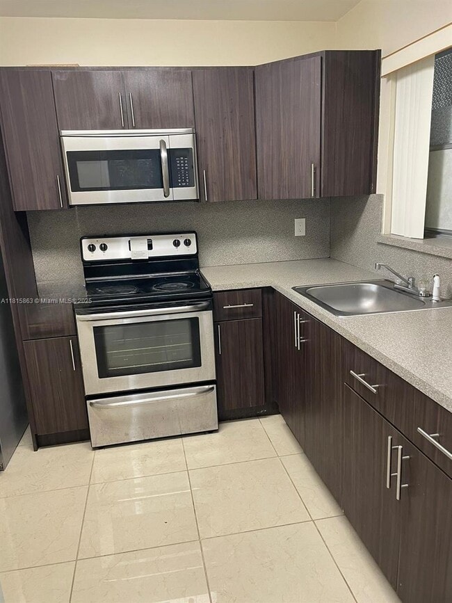 5120 SW 40th Ave in Fort Lauderdale, FL - Building Photo - Building Photo