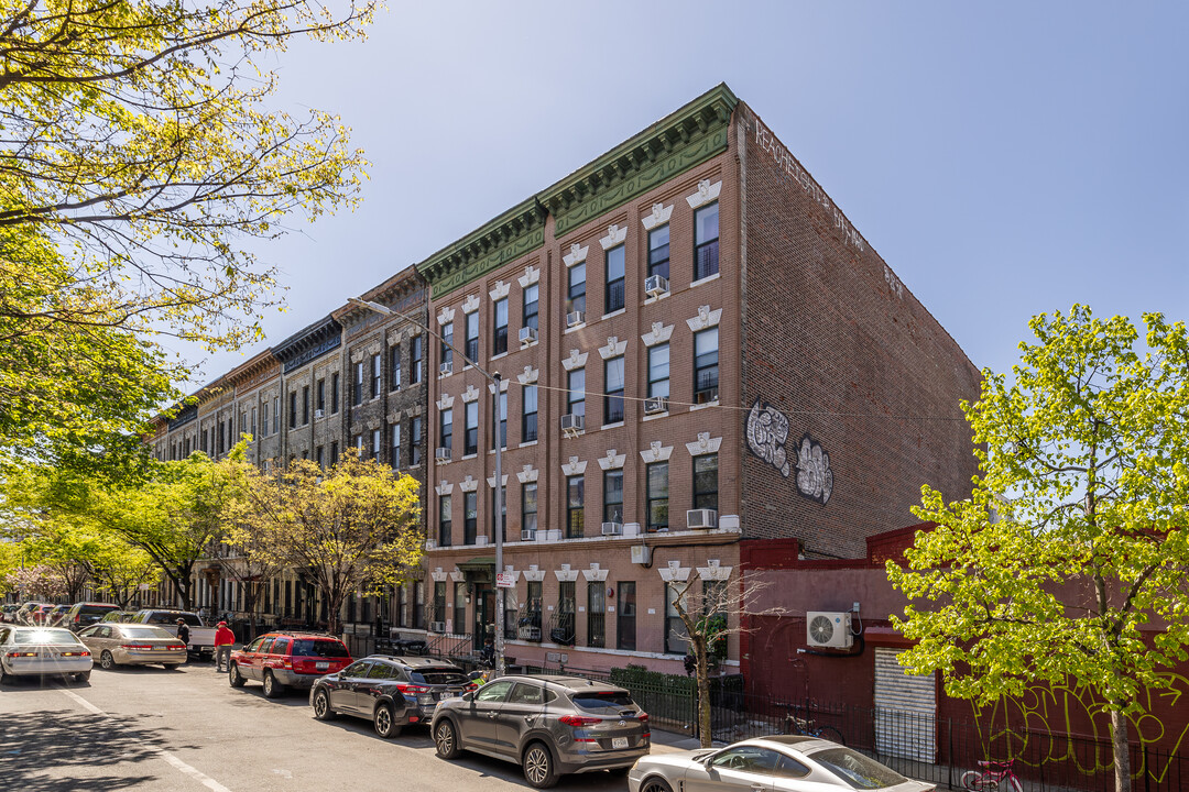 321 Troutman St in Brooklyn, NY - Building Photo