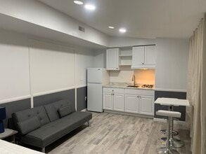 644 Sandalwood Dr, Unit Studio B in El Centro, CA - Foto de edificio - Building Photo