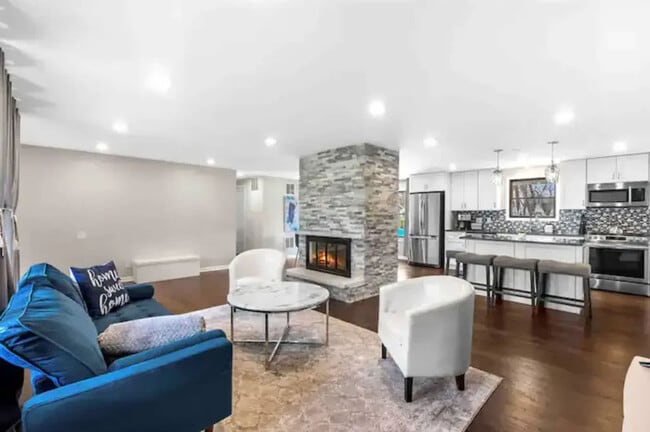 1401 W Weathersfield Way in Schaumburg, IL - Building Photo - Building Photo