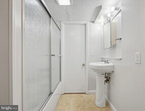 7405 Columbia Ave, Unit 1 in College Park, MD - Foto de edificio - Building Photo