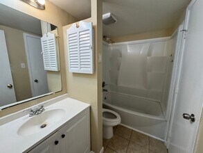 1034 W Village Ct, Unit C in Pasadena, TX - Building Photo - Building Photo