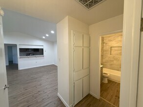 1222 Tartan Ln in Austin, TX - Foto de edificio - Building Photo