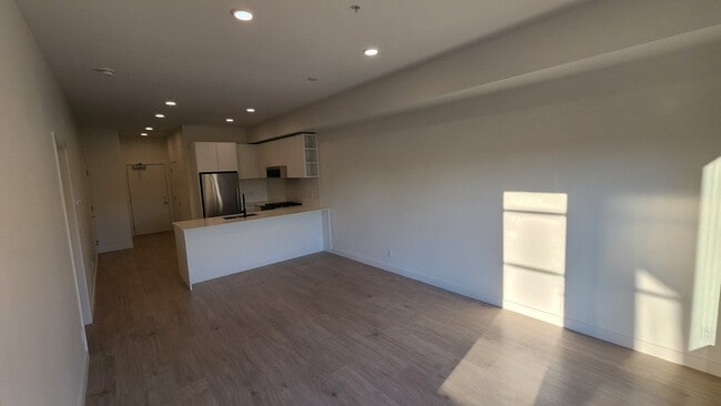 2345 Rindall Av, Unit 407 in Port Coquitlam, BC - Building Photo - Building Photo